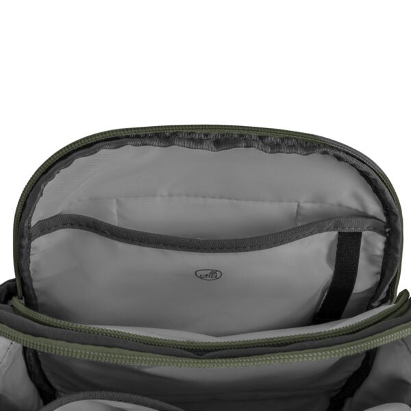Geopend vak van de Travelon Voyages tour bag in zwart met RFID-beschermd vak
