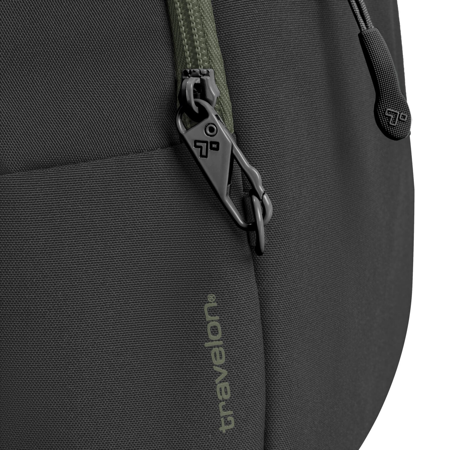 Detail van de rits en het Travelon-logo op de Travelon Voyages tour bag in zwart