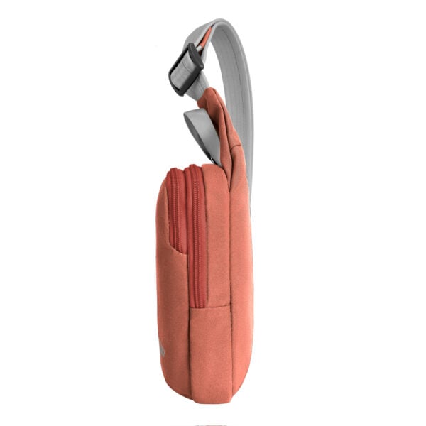 Travelon Voyages compact sling in koraal van opzij met de band rechtop