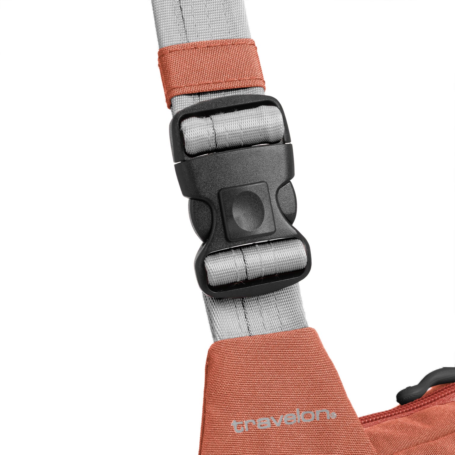Detail van de klikgesp op de verstelbare band van de Travelon Voyages compact sling in koraal