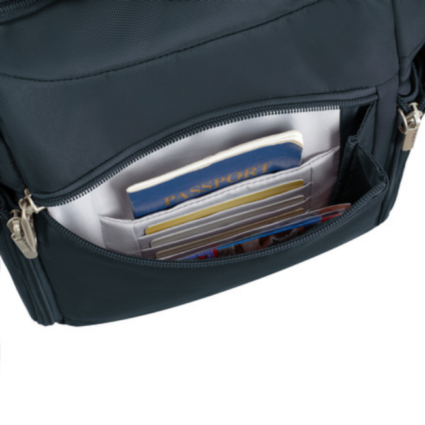 Voorvak van de Travelon Classic N/S crossbody tas in midnight blauw met documenten