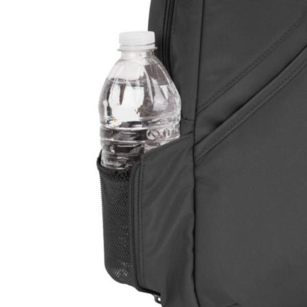 Zijvak van de Travelon Classic sling tas in zwart met een drinkfles