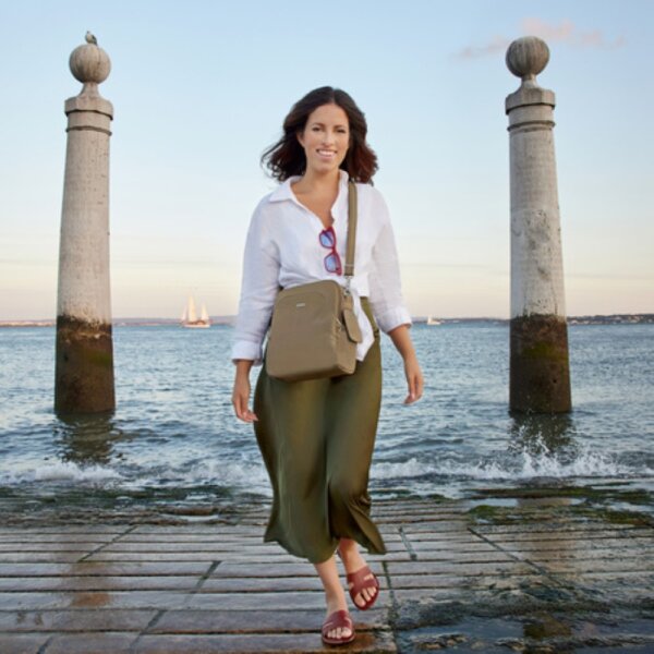 Vrouw met de Travelon Classic travel bag aan het water