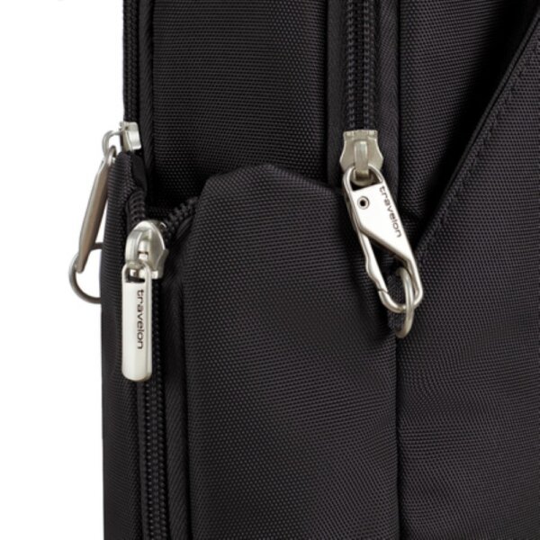 Detail van de rits en de band van de Travelon Classic travel bag in zwart