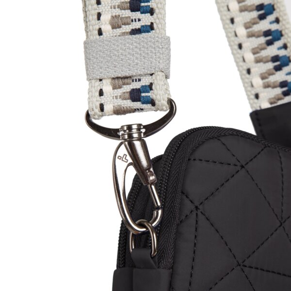 Lockdown-bevestiging van de geweven band van de Travelon Boho telefoon crossbody in zwart