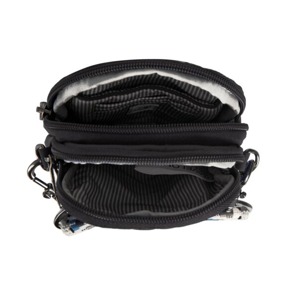 De twee open vakken van de Travelon Boho telefoon crossbody in zwart
