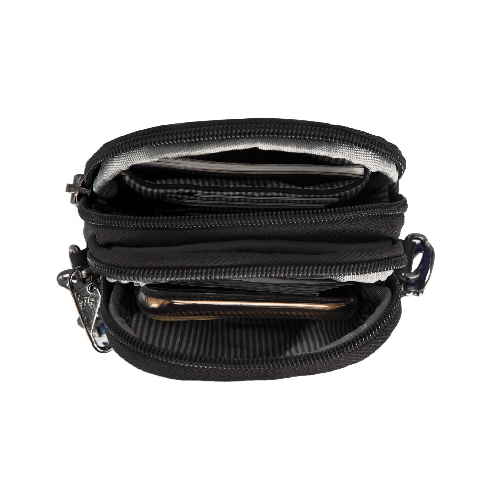 Telefoon in het achtervak van de Travelon Boho telefoon crossbody in zwart