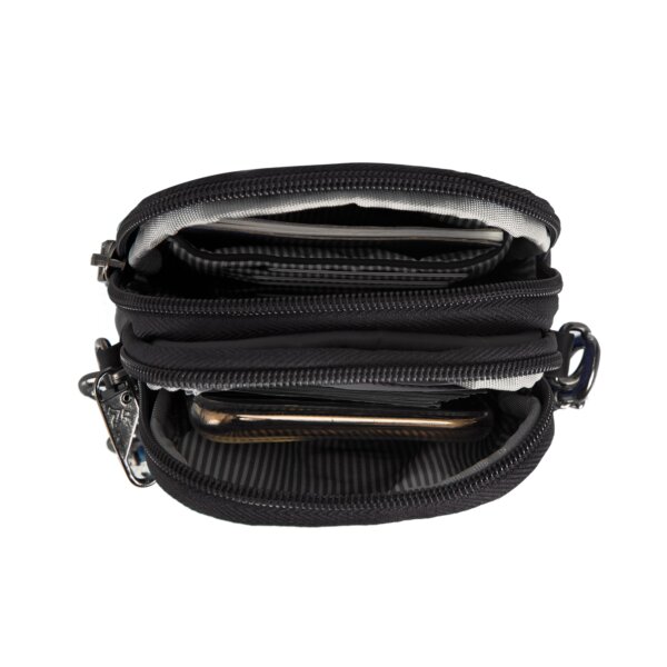 Telefoon in het achtervak van de Travelon Boho telefoon crossbody in zwart