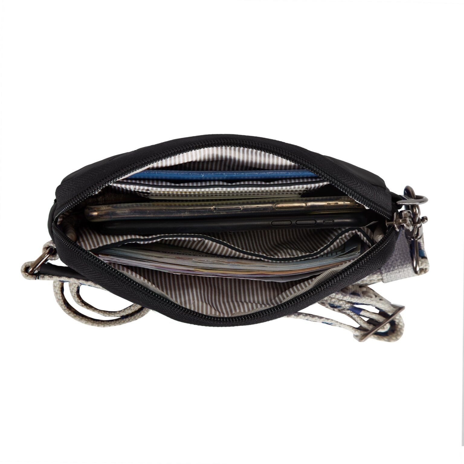 Hoofdvak van de Travelon Boho telefoon sling in zwart met telefoon en pasjes