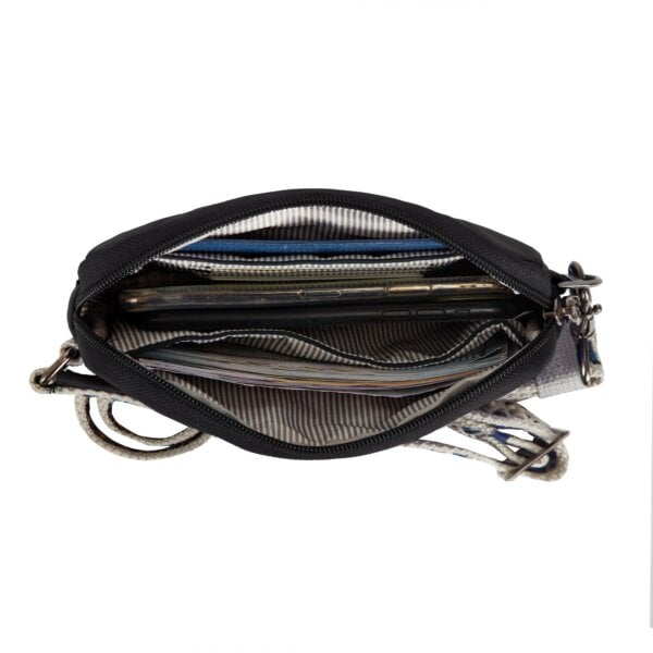 Hoofdvak van de Travelon Boho telefoon sling in zwart met telefoon en pasjes