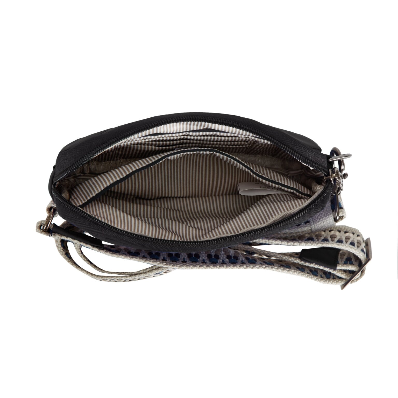 Open hoofdvak van de Travelon Boho telefoon sling in zwart met de brede rits