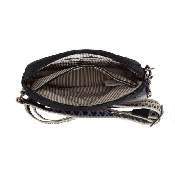 Open hoofdvak van de Travelon Boho telefoon sling in zwart met de brede rits