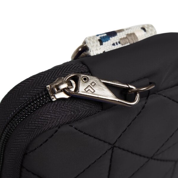 Vergrendelbare ritstrekker van de Travelon Boho telefoon sling in zwart
