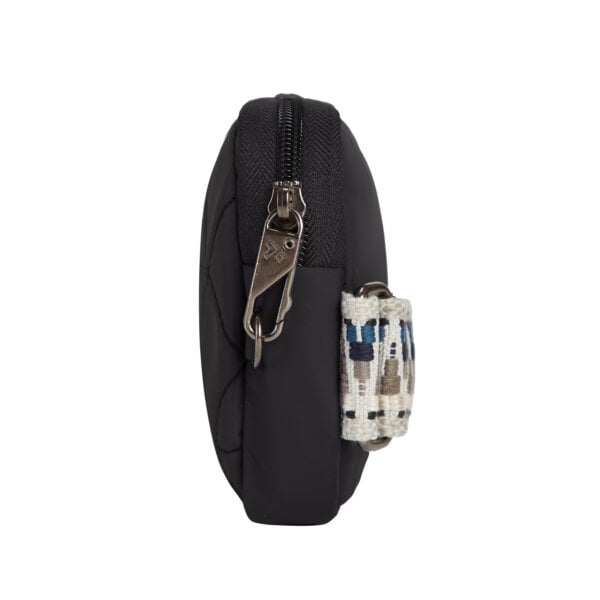 Zijkant van de Travelon Boho telefoon sling in zwart