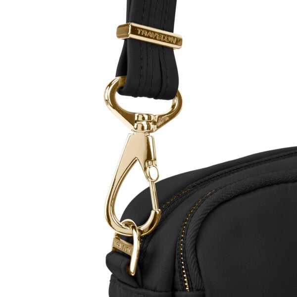 Lockdown-bevestiging van de schouderband van de Travelon Addison S crossbody tas in zwart