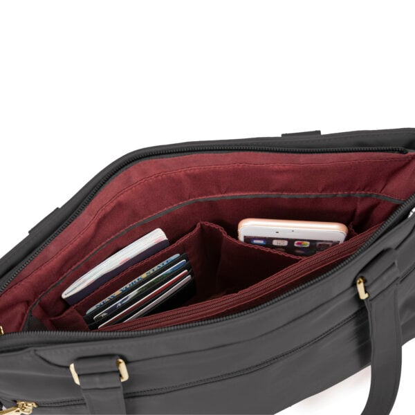 Binnenvakken van de Travelon Addison tote in zwart met pasjes, pennen en telefoon