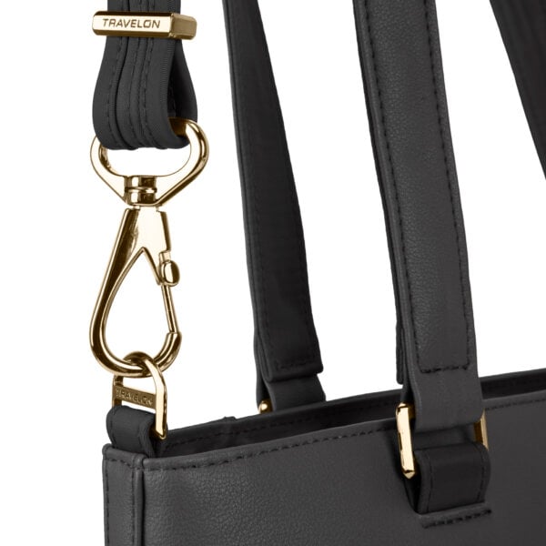 Lockdown-bevestiging van de schouderband van de Travelon Addison tote in zwart