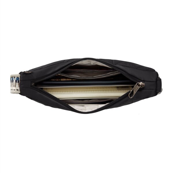 Hoofdvak van de Travelon Boho Crescent crossbody in zwart met een tablet en notitieboek
