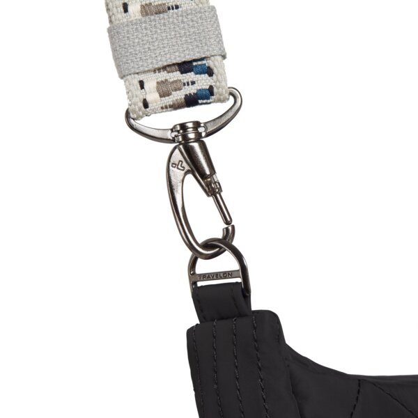 Lockdown-bevestiging van de geweven band van de Travelon Boho Crescent crossbody in zwart
