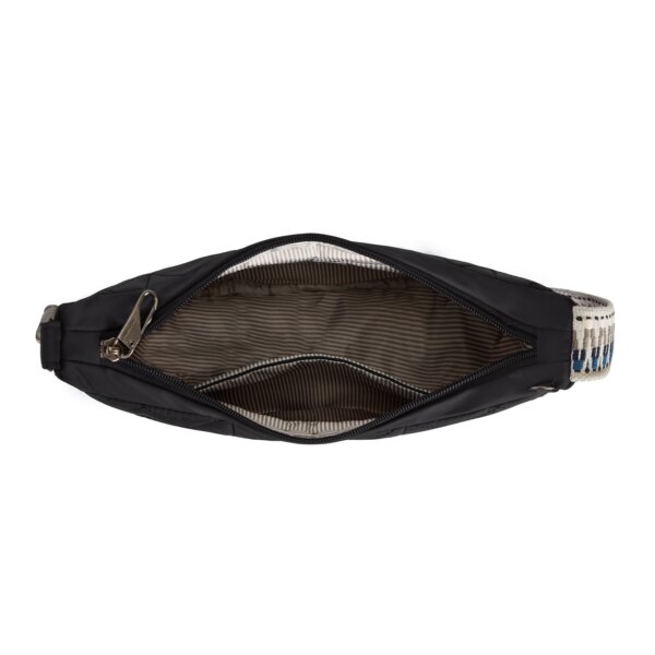 Open hoofdvak van de Travelon Boho Crescent crossbody in zwart met de gestreepte voering