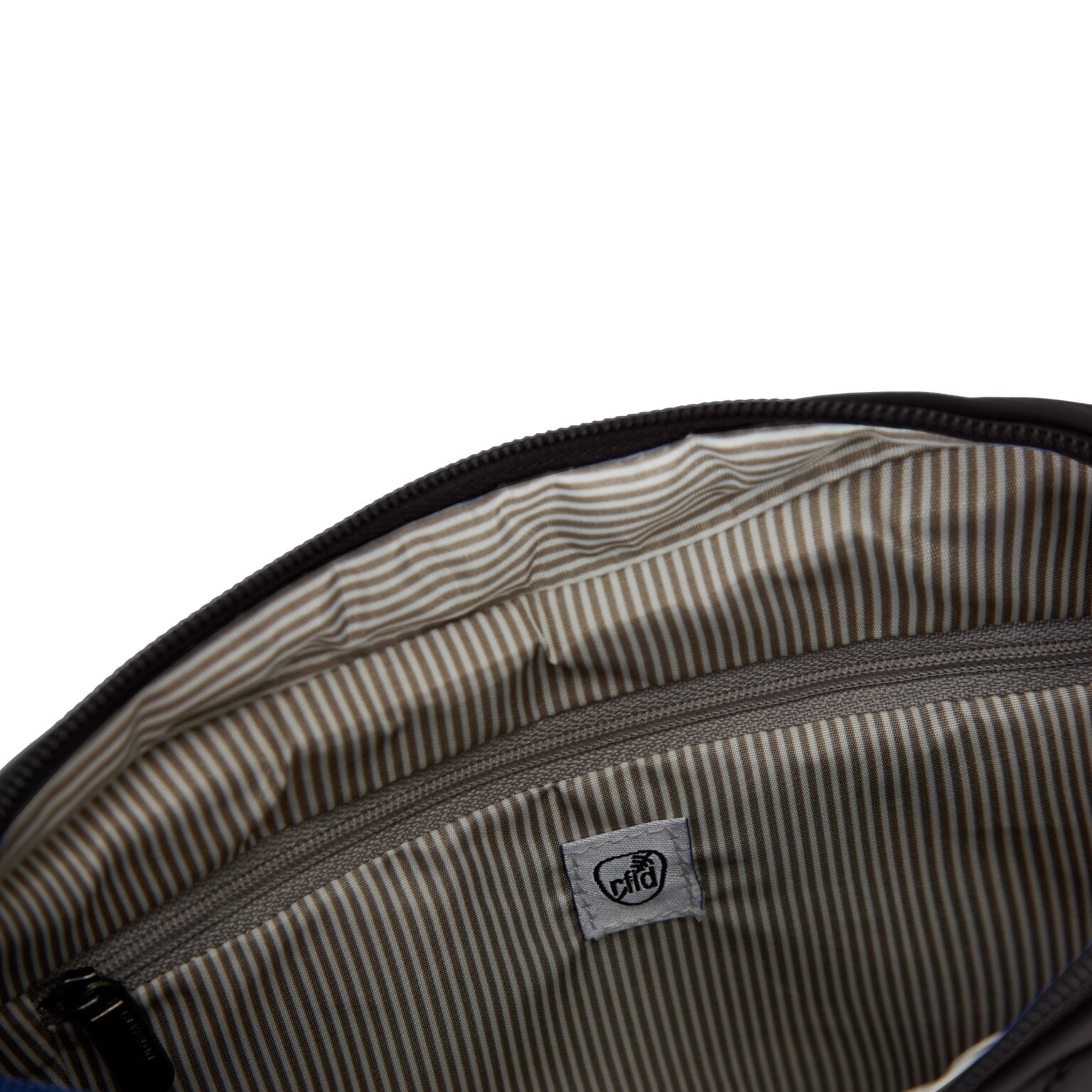RFID-beschermd ritsvak binnenin de Travelon Boho Crescent crossbody in zwart