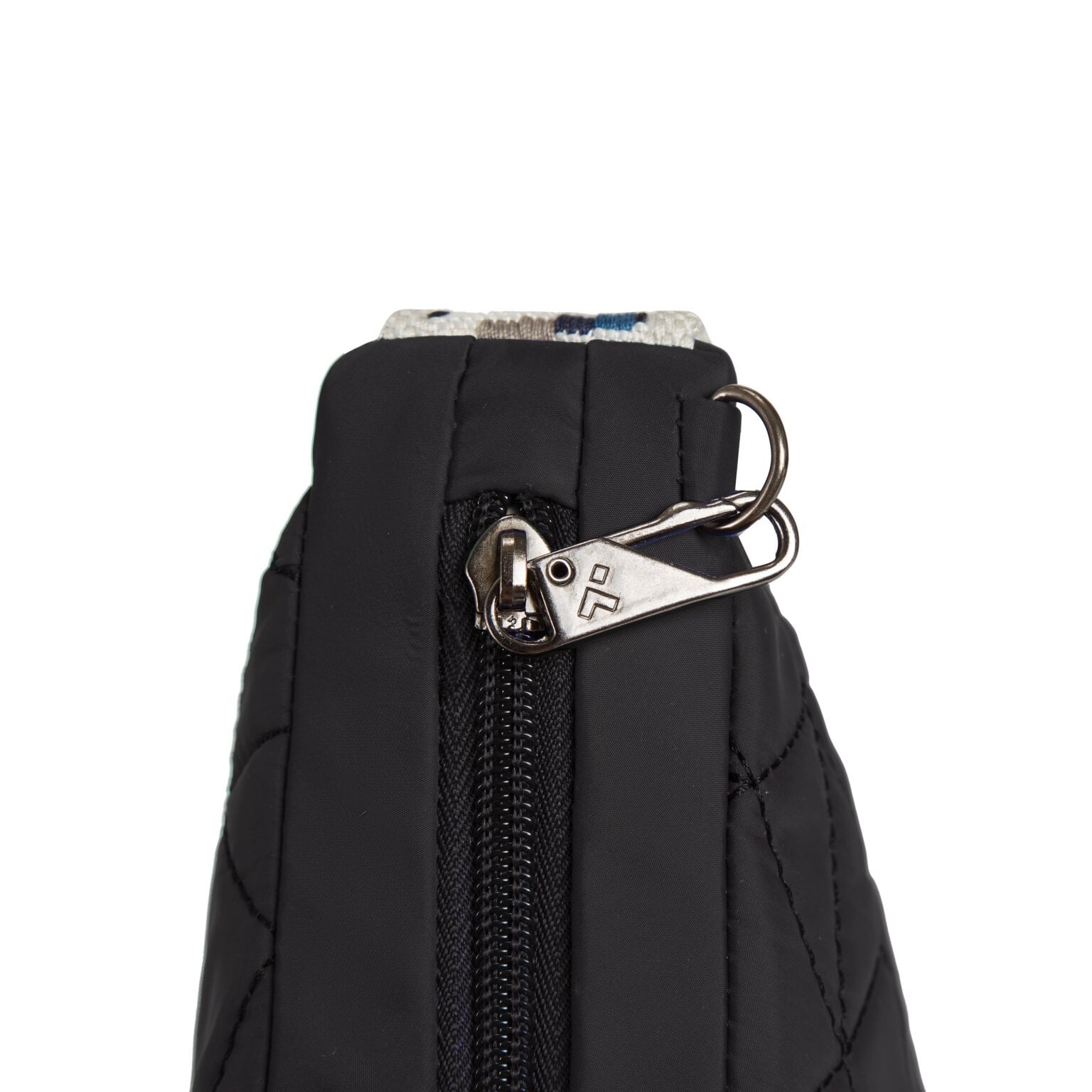 Vergrendelbare ritstrekker van de Travelon Boho Crescent crossbody in zwart