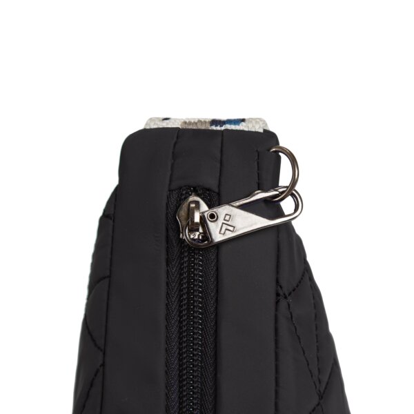 Vergrendelbare ritstrekker van de Travelon Boho Crescent crossbody in zwart