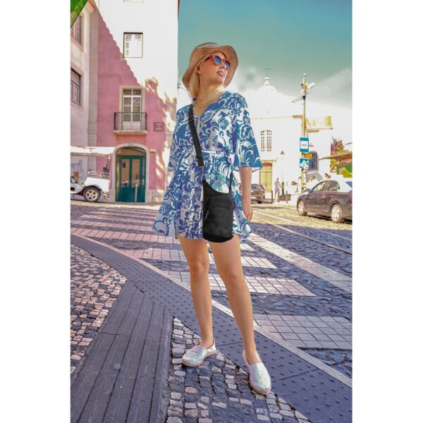 Vrouw met de Travelon Boho waterflestas in zwart op straat