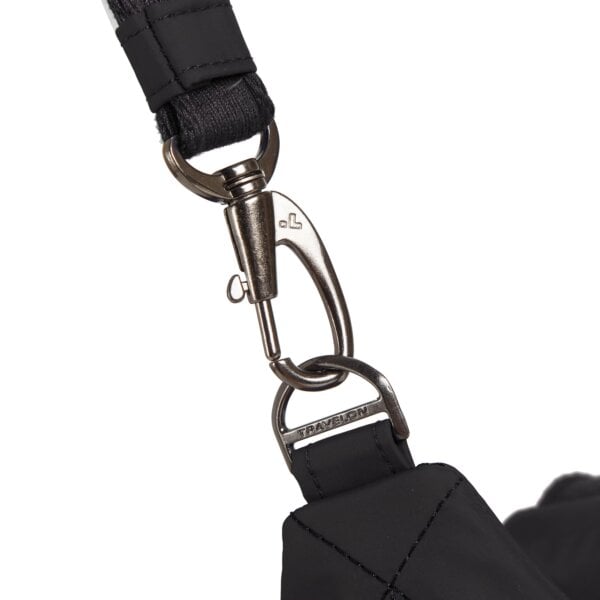 Lockdown-bevestiging van de schouderband van de Travelon Boho waterflestas in zwart