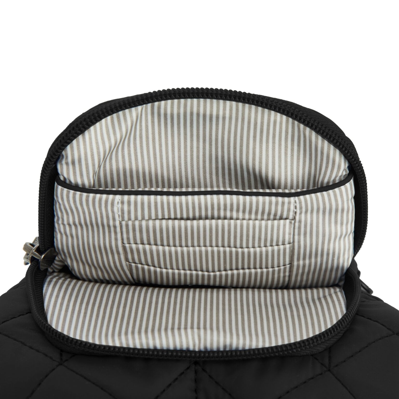 Het open voorvak van de Travelon Boho waterflestas in zwart met de RFID-organizer