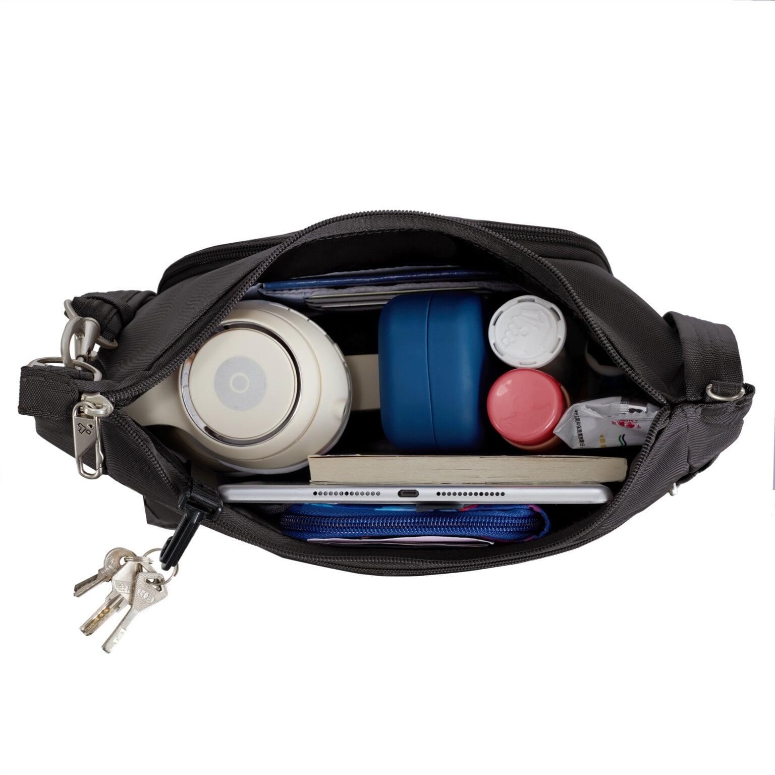 Hoofdvak van de Travelon Classic bucket bag in zwart met koptelefoon, drinkfles en tablet