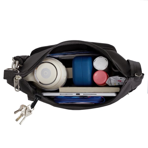 Hoofdvak van de Travelon Classic bucket bag in zwart met koptelefoon, drinkfles en tablet