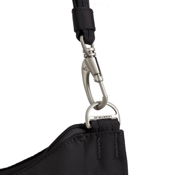 Lockdown-bevestiging van de schouderband van de Travelon Classic bucket bag in zwart