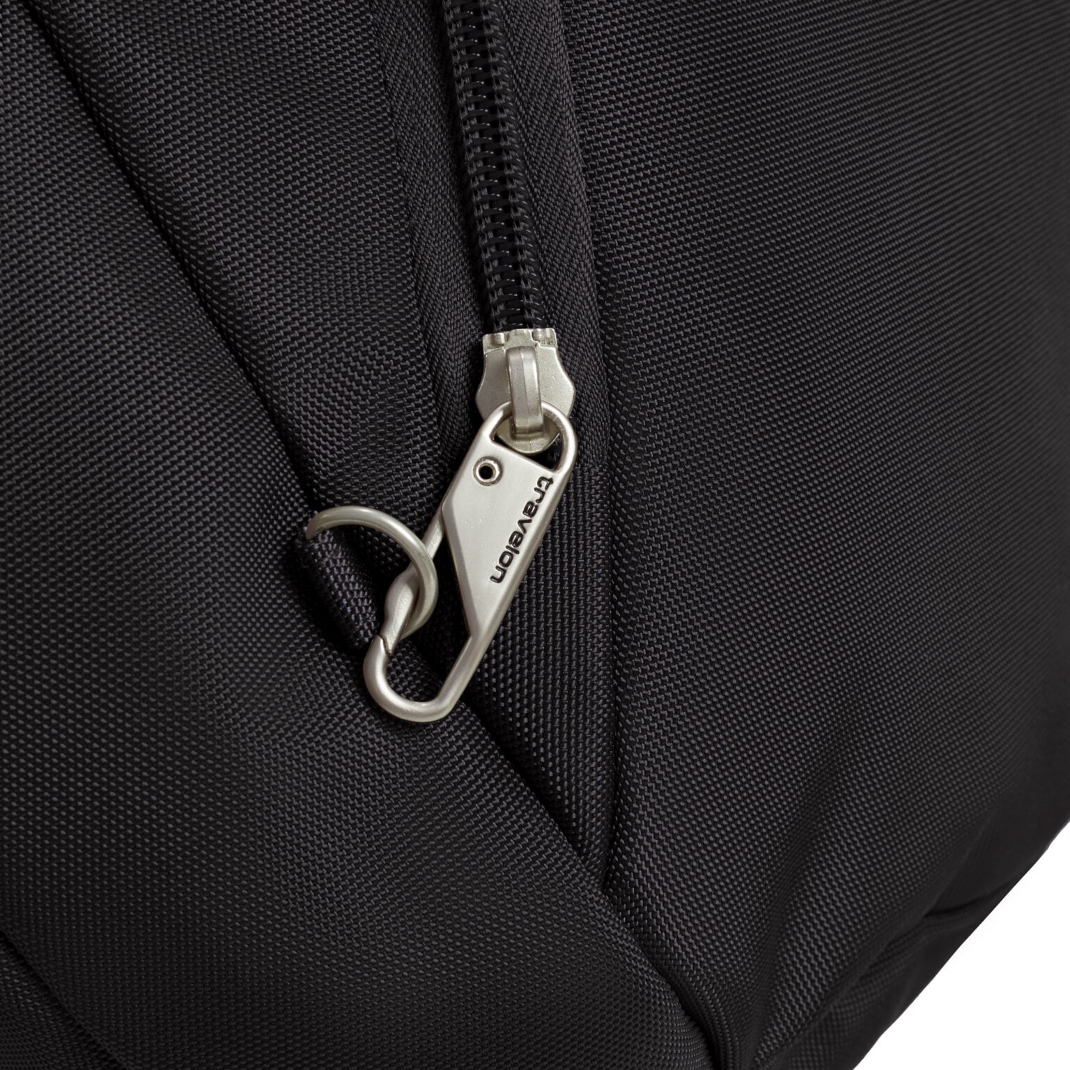 Detail van de rits van de Travelon Classic bucket bag in zwart