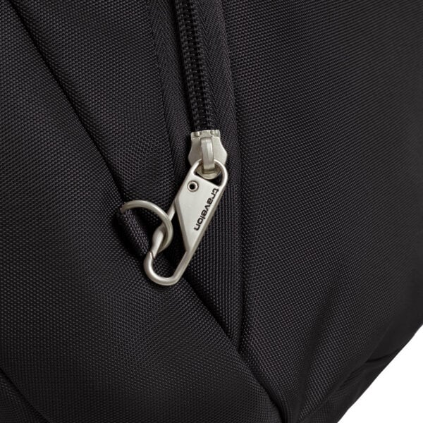 Detail van de rits van de Travelon Classic bucket bag in zwart