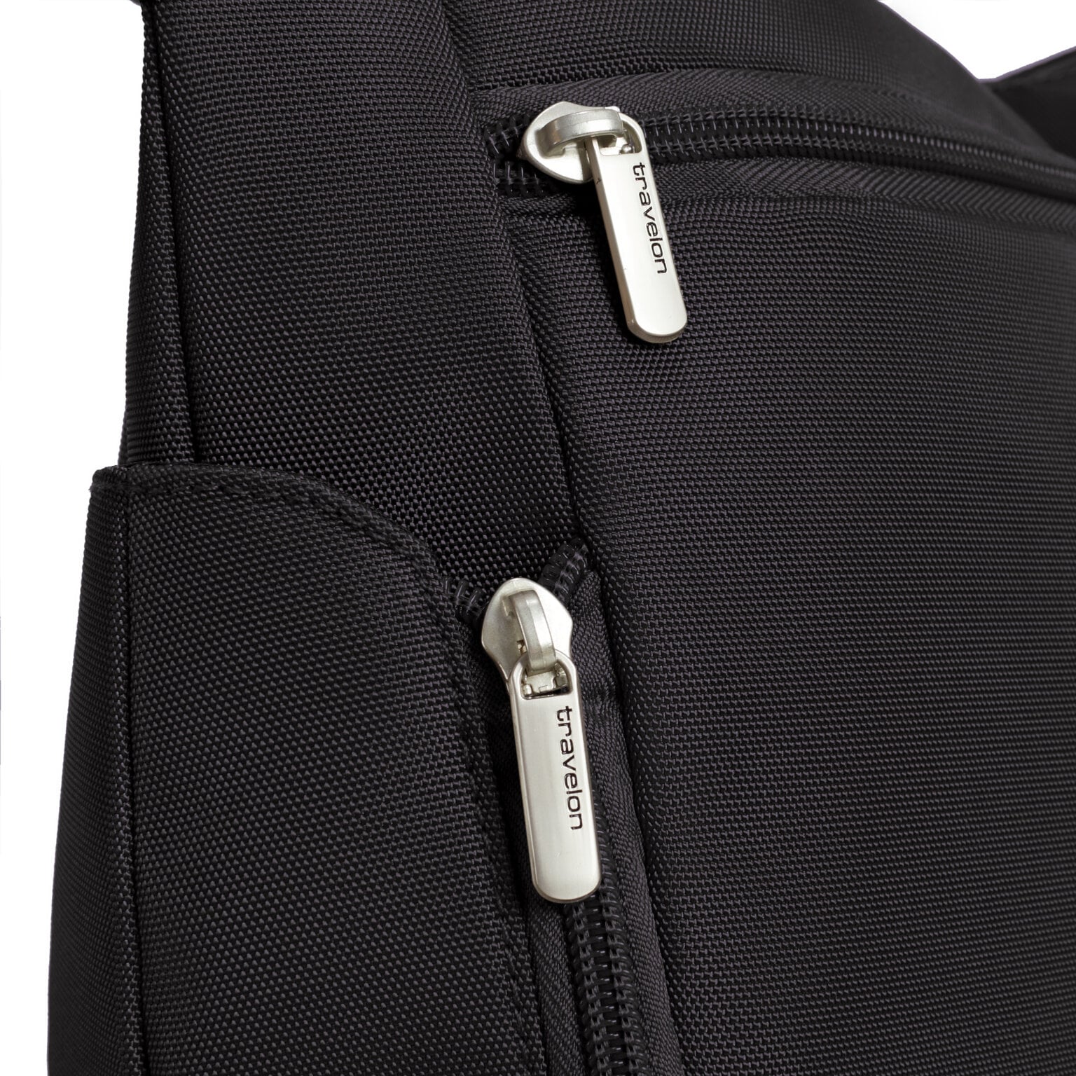 Detail van de rits op het voorvak van de Travelon Classic bucket bag in zwart