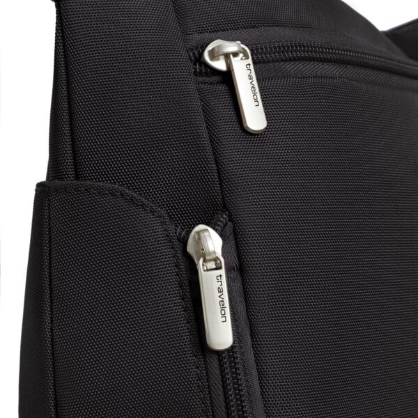 Detail van de rits op het voorvak van de Travelon Classic bucket bag in zwart