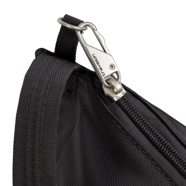 Vergrendelbare ritstrekkers van de Travelon Classic bucket bag in zwart