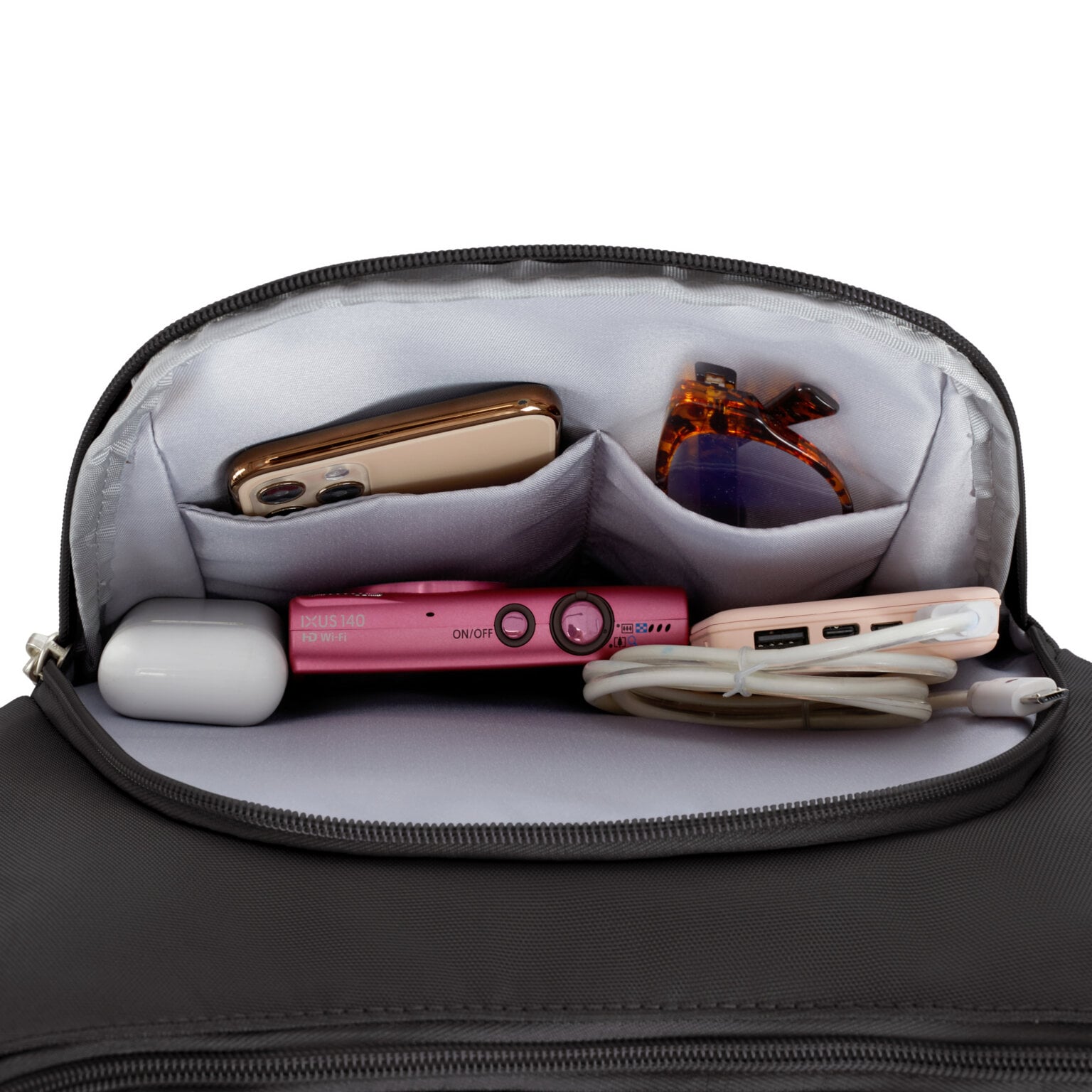 Voorvak van de Travelon Classic bucket bag in zwart met telefoon, zonnebril en camera