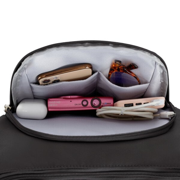 Voorvak van de Travelon Classic bucket bag in zwart met telefoon, zonnebril en camera