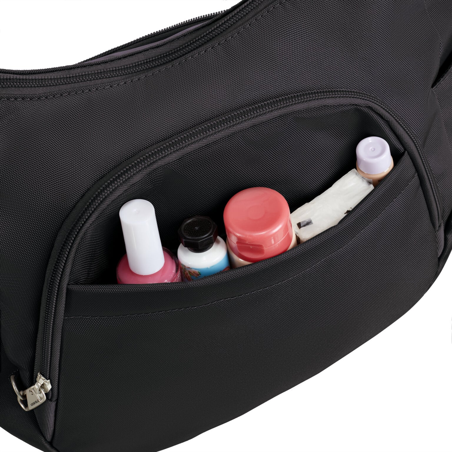 Voorvak van de Travelon Classic bucket bag in zwart met verzorgingsspullen