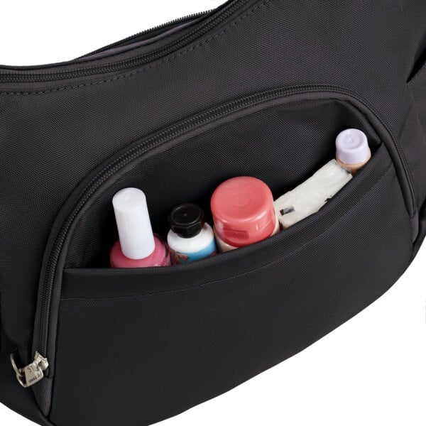 Voorvak van de Travelon Classic bucket bag in zwart met verzorgingsspullen