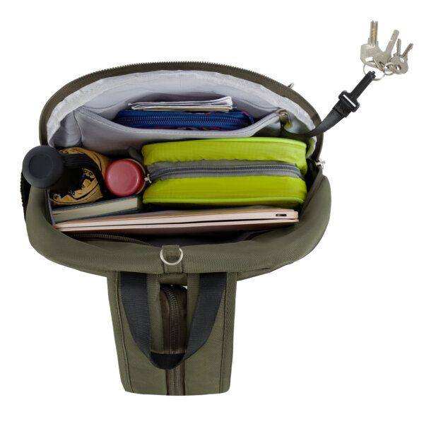 Hoofdvak van de Travelon Classic convertible rugzak en sling in olijfgroen met sleutels, notitieboek en etuis