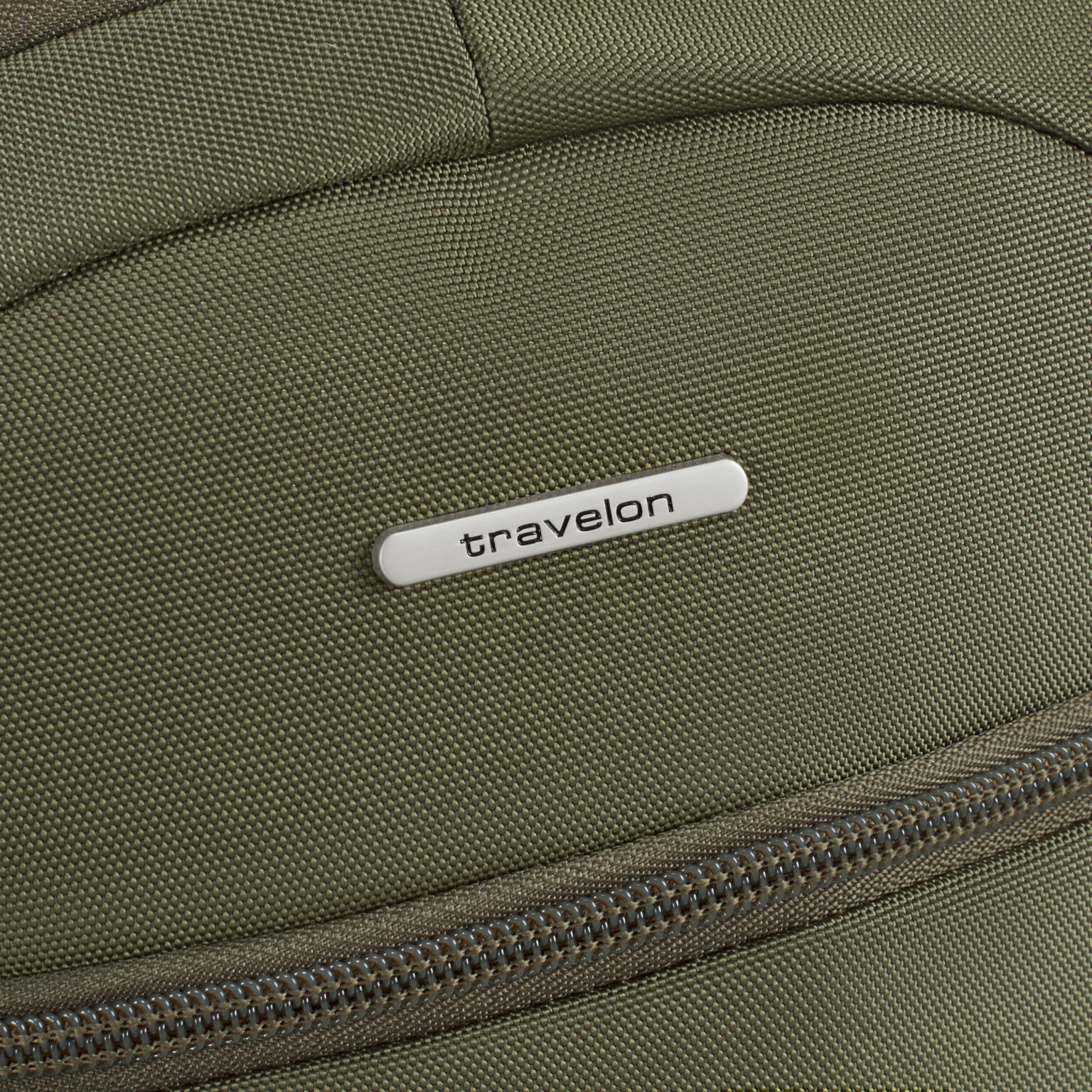 Travelon-logo op de Travelon Classic convertible rugzak en sling in olijfgroen