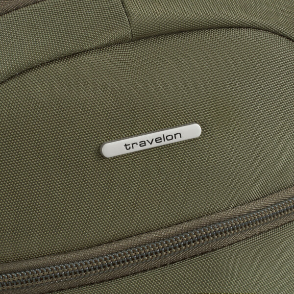 Travelon-logo op de Travelon Classic convertible rugzak en sling in olijfgroen
