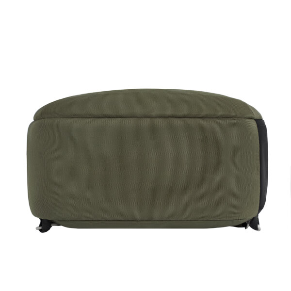 Onderkant van de Travelon Classic convertible rugzak en sling in olijfgroen