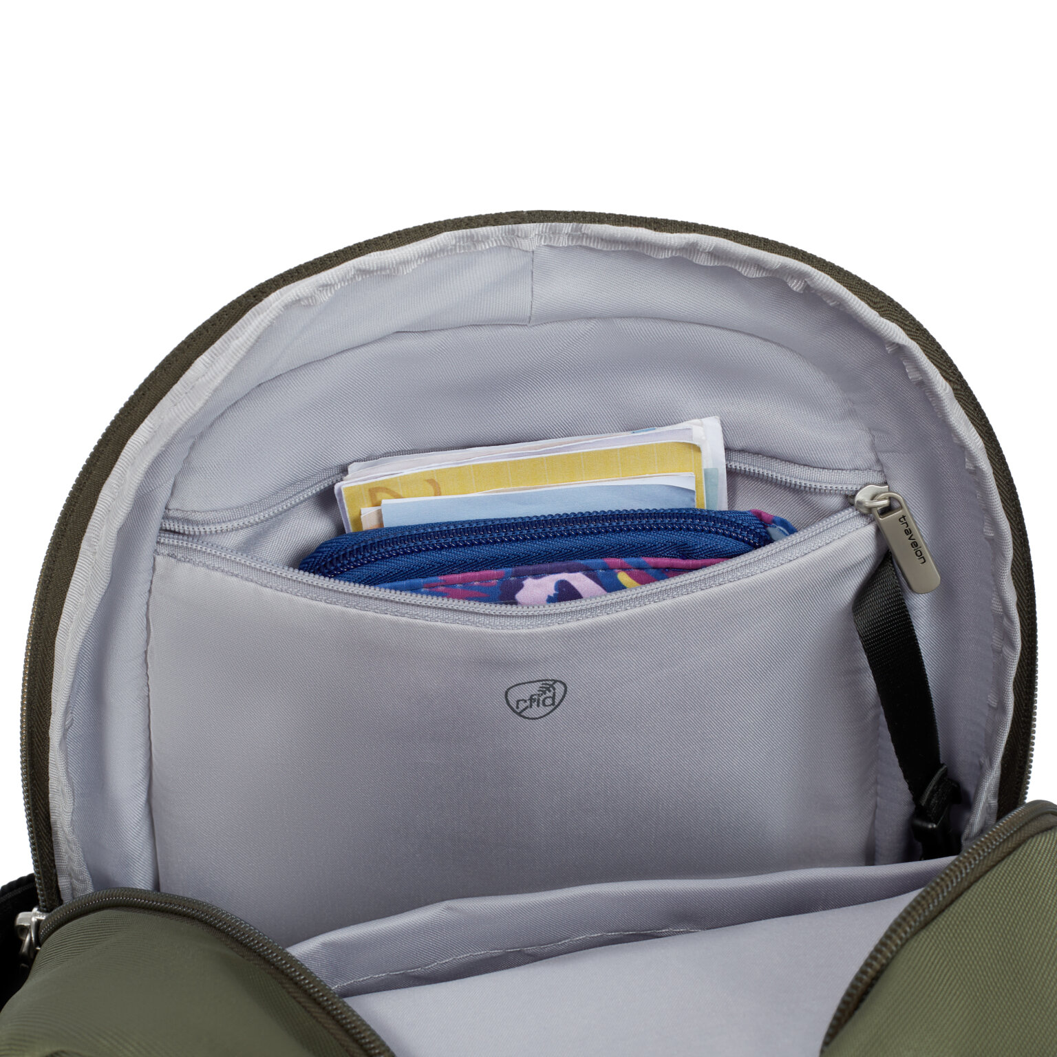 RFID-beschermd vak van de Travelon Classic convertible rugzak en sling in olijfgroen met pasjes