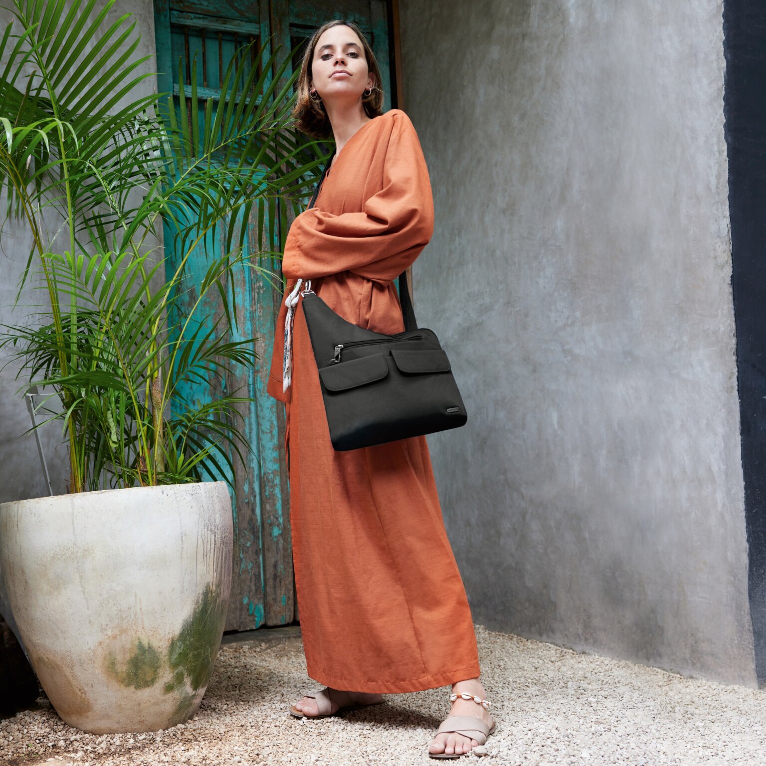 Vrouw met de Travelon Classic grote crossbody tas in zwart onderweg