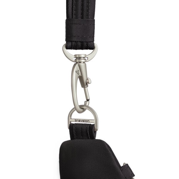 Lockdown-bevestiging van de schouderriem van de Travelon Classic grote crossbody tas in zwart