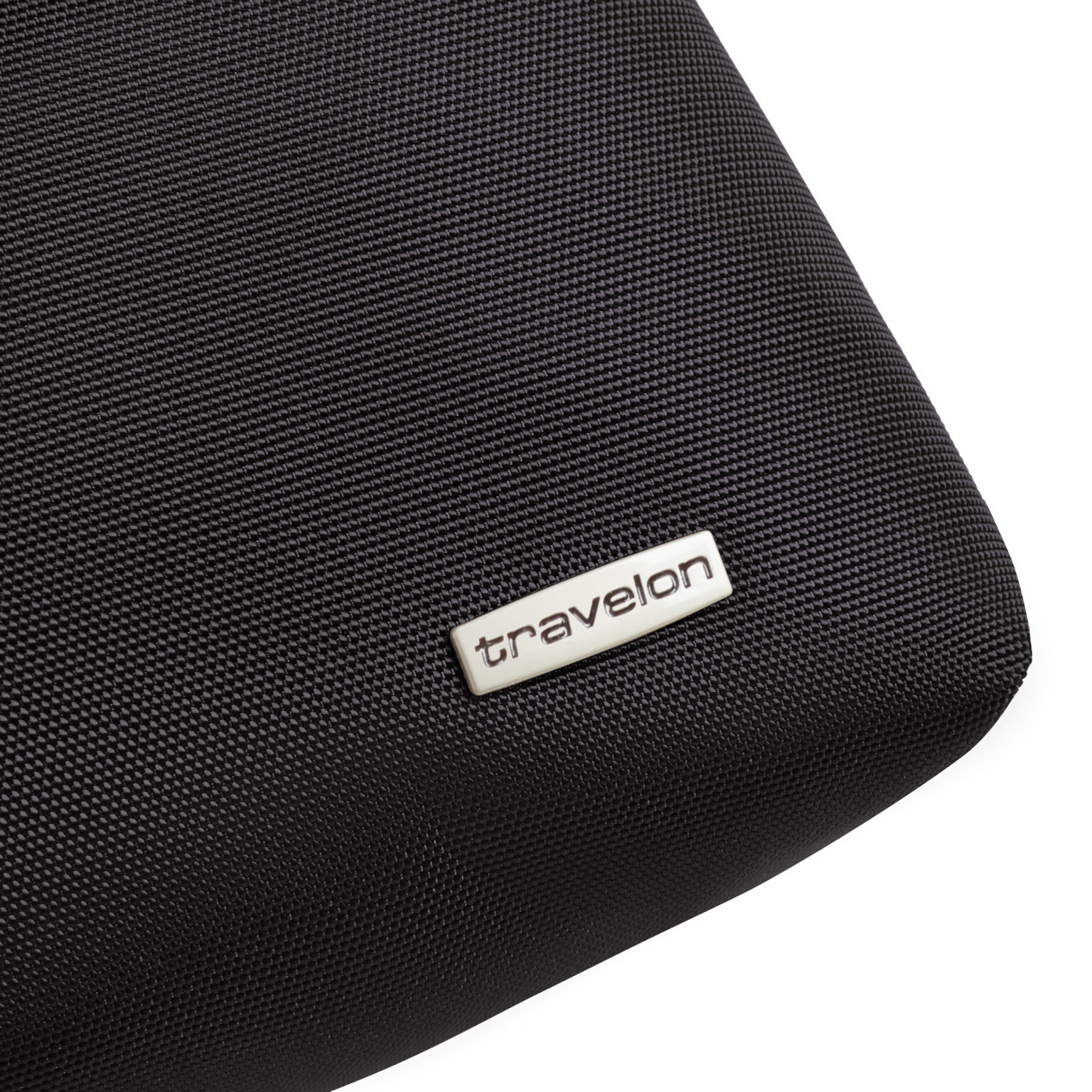 Travelon-logo op de Travelon Classic grote crossbody tas in zwart